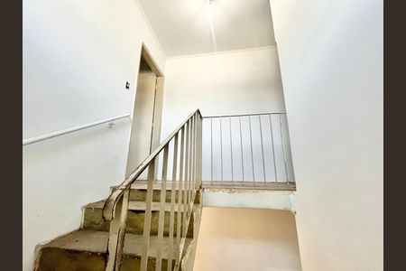 Casa para alugar com 125m², 4 quartos e 2 vagas Casa para alugar com 125m², 4 quartos e 2 vagasEscada