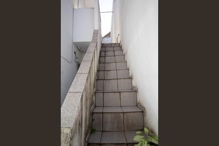 Casa à venda com 200m², 3 quartos e 2 vagas Casa à venda com 200m², 3 quartos e 2 vagasEscada