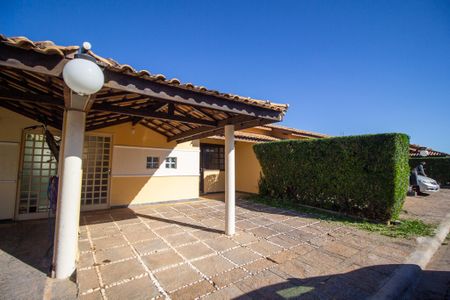 Casa de condomínio para alugar com 60m², 3 quartos e 2 vagas Casa de condomínio para alugar com 60m², 3 quartos e 2 vagasFachada