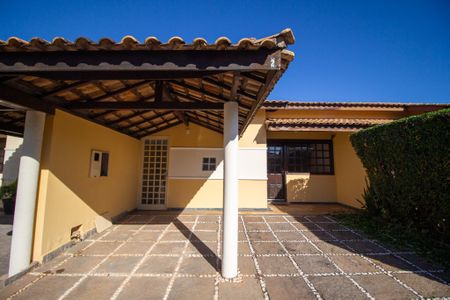 Casa de condomínio para alugar com 60m², 3 quartos e 2 vagas Casa de condomínio para alugar com 60m², 3 quartos e 2 vagasFachada