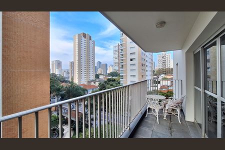 Apartamento à venda com 180m², 3 quartos e 2 vagas Apartamento à venda com 180m², 3 quartos e 2 vagasVaranda