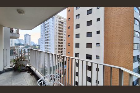 Apartamento à venda com 180m², 3 quartos e 2 vagas Apartamento à venda com 180m², 3 quartos e 2 vagasVaranda