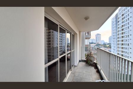 Apartamento à venda com 180m², 3 quartos e 2 vagas Apartamento à venda com 180m², 3 quartos e 2 vagasVaranda