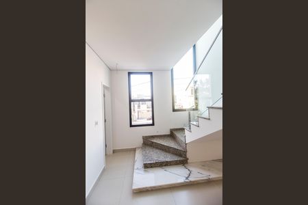 Casa de condomínio à venda com 169m², 3 quartos e 3 vagas Casa de condomínio à venda com 169m², 3 quartos e 3 vagasEscada