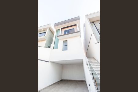 Casa de condomínio à venda com 169m², 3 quartos e 3 vagas Casa de condomínio à venda com 169m², 3 quartos e 3 vagasFachada