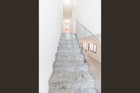 Casa de condomínio à venda com 169m², 3 quartos e 3 vagas Casa de condomínio à venda com 169m², 3 quartos e 3 vagasEscada