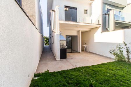 Casa de condomínio à venda com 169m², 3 quartos e 3 vagas Casa de condomínio à venda com 169m², 3 quartos e 3 vagasQuintal