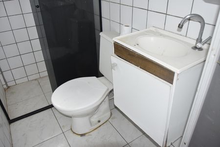 Banheiro de apartamento para alugar com 2 quartos, 49m² em Parque Pirajussara, Embu das Artes