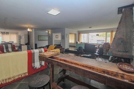 Casa à venda com 350m², 3 quartos e 2 vagas Casa à venda com 350m², 3 quartos e 2 vagasSala