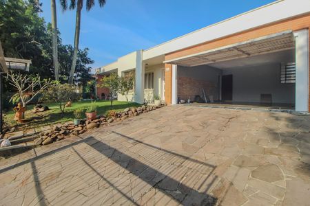 Casa à venda com 350m², 3 quartos e 2 vagas Casa à venda com 350m², 3 quartos e 2 vagasFachada