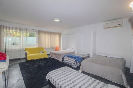 Casa à venda com 350m², 3 quartos e 2 vagas Casa à venda com 350m², 3 quartos e 2 vagasSuite