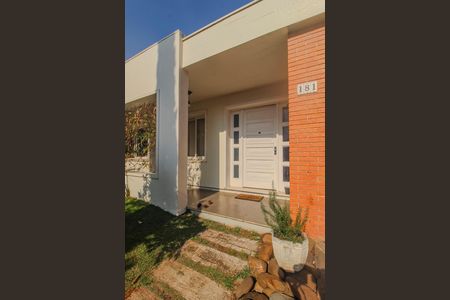 Casa à venda com 350m², 3 quartos e 2 vagas Casa à venda com 350m², 3 quartos e 2 vagasFachada
