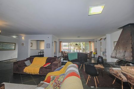 Casa à venda com 350m², 3 quartos e 2 vagas Casa à venda com 350m², 3 quartos e 2 vagasSala
