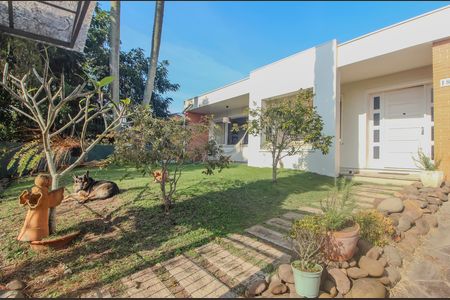 Casa à venda com 350m², 3 quartos e 2 vagas Casa à venda com 350m², 3 quartos e 2 vagasFachada