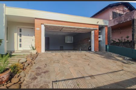 Casa à venda com 350m², 3 quartos e 2 vagas Casa à venda com 350m², 3 quartos e 2 vagasFachada