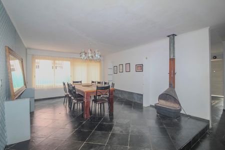 Casa à venda com 350m², 3 quartos e 2 vagas Casa à venda com 350m², 3 quartos e 2 vagasSala