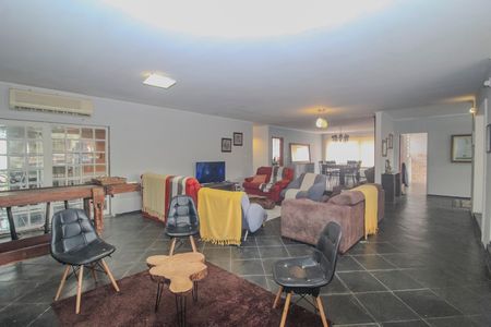 Casa à venda com 350m², 3 quartos e 2 vagas Casa à venda com 350m², 3 quartos e 2 vagasSala