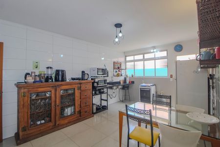 Casa à venda com 350m², 3 quartos e 2 vagas Casa à venda com 350m², 3 quartos e 2 vagasCozinha