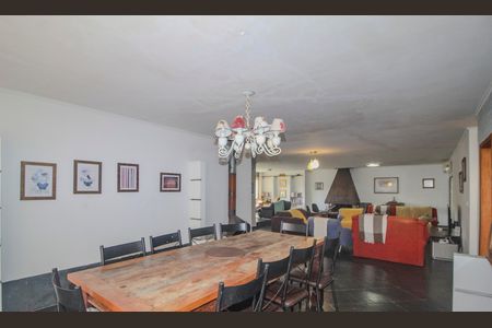 Casa à venda com 350m², 3 quartos e 2 vagas Casa à venda com 350m², 3 quartos e 2 vagasSala