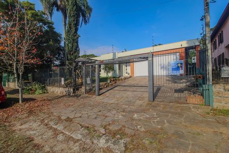 Casa à venda com 350m², 3 quartos e 2 vagas Casa à venda com 350m², 3 quartos e 2 vagasFachada