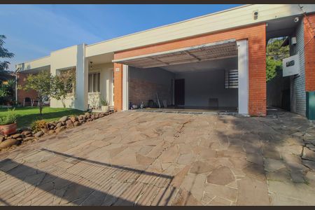 Casa à venda com 350m², 3 quartos e 2 vagas Casa à venda com 350m², 3 quartos e 2 vagasFachada