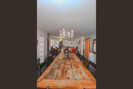 Casa à venda com 350m², 3 quartos e 2 vagas Casa à venda com 350m², 3 quartos e 2 vagasSala