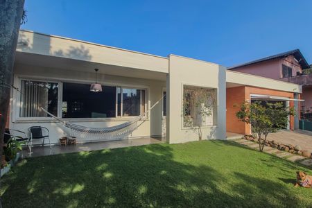 Casa à venda com 350m², 3 quartos e 2 vagas Casa à venda com 350m², 3 quartos e 2 vagasFachada