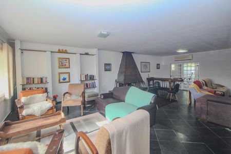 Casa à venda com 350m², 3 quartos e 2 vagas Casa à venda com 350m², 3 quartos e 2 vagasSala