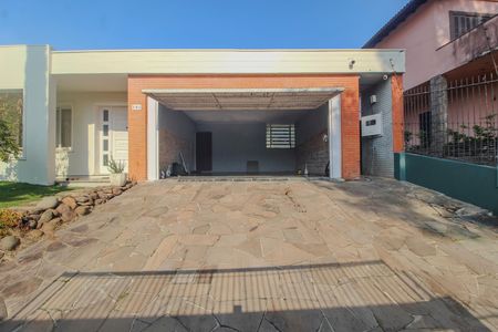 Casa à venda com 350m², 3 quartos e 2 vagas Casa à venda com 350m², 3 quartos e 2 vagasFachada