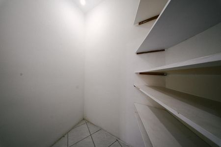 Casa para alugar com 71m², 2 quartos e 2 vagas Casa para alugar com 71m², 2 quartos e 2 vagasCloset do Quarto 1
