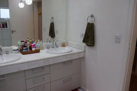 Casa de condomínio para alugar com 330m², 4 quartos e 2 vagasBanheiro da Suíte 4