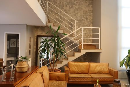 Casa de condomínio para alugar com 330m², 4 quartos e 2 vagasEscada