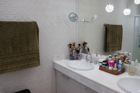 Casa de condomínio para alugar com 330m², 4 quartos e 2 vagasBanheiro da Suíte 4