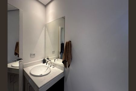 Casa de condomínio para alugar com 330m², 4 quartos e 2 vagasBanheiro da Suíte 2