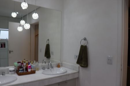 Casa de condomínio para alugar com 330m², 4 quartos e 2 vagasBanheiro da Suíte 4