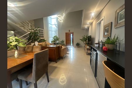 Casa de condomínio para alugar com 330m², 4 quartos e 2 vagasSala