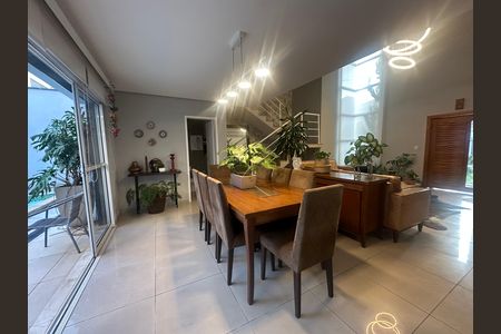 Casa de condomínio para alugar com 330m², 4 quartos e 2 vagasSala de Jantar