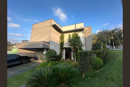 Casa de condomínio para alugar com 330m², 4 quartos e 2 vagasFachada