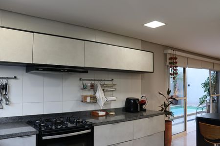 Casa de condomínio para alugar com 330m², 4 quartos e 2 vagasCozinha