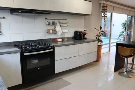 Casa de condomínio para alugar com 330m², 4 quartos e 2 vagasCozinha