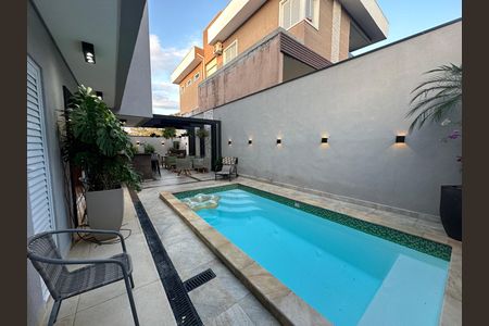 Casa de condomínio para alugar com 330m², 4 quartos e 2 vagasPiscina