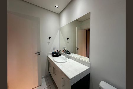 Casa de condomínio para alugar com 330m², 4 quartos e 2 vagasBanheiro da Suíte 3