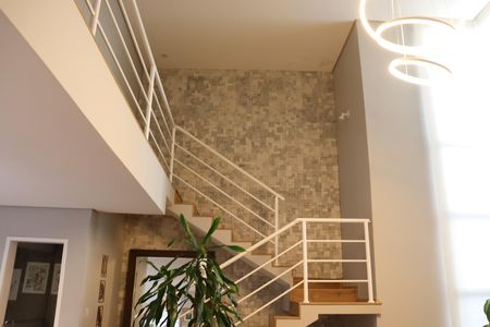 Casa de condomínio para alugar com 330m², 4 quartos e 2 vagasEscada