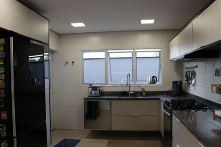Casa de condomínio para alugar com 330m², 4 quartos e 2 vagasCozinha