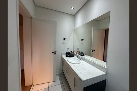 Casa de condomínio para alugar com 330m², 4 quartos e 2 vagasBanheiro da Suíte 3