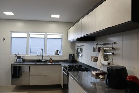 Casa de condomínio para alugar com 330m², 4 quartos e 2 vagasCozinha