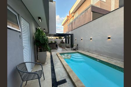 Casa de condomínio para alugar com 330m², 4 quartos e 2 vagasPiscina