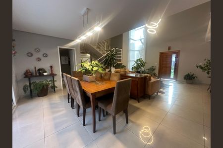 Casa de condomínio para alugar com 330m², 4 quartos e 2 vagasSala de Jantar