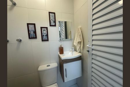 Casa de condomínio para alugar com 330m², 4 quartos e 2 vagasBanheiro Social
