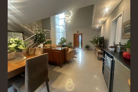 Sala de casa de condomínio para alugar com 4 quartos, 330m² em Suru, Barueri